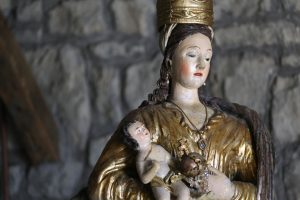 Scultura lignea di Santa Maria della Tibia con veste dorata e corona